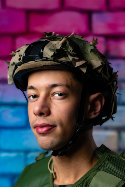 Der Gay Content Creator footpath_of_alex bei einem Fotoshooting und verschiedenen Collabs mit anderen Creators bei einem Creatortreffen von Collabfinder.org in Frankfurt. Ein cooles Posing als Gay Fighter in Green Camo