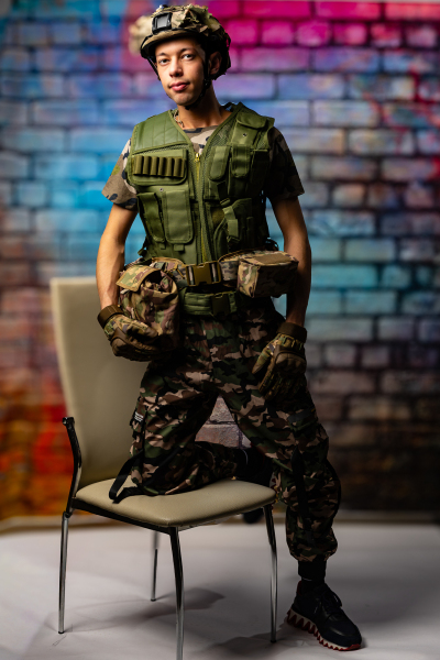 Der Gay Content Creator footpath_of_alex bei einem Fotoshooting und verschiedenen Collabs mit anderen Creators bei einem Creatortreffen von Collabfinder.org in Frankfurt. Ein cooles Posing als Gay Fighter in Green Camo