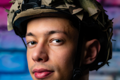 Der Gay Content Creator footpath_of_alex bei einem Fotoshooting und verschiedenen Collabs mit anderen Creators bei einem Creatortreffen von Collabfinder.org in Frankfurt. Ein cooles Posing als Gay Fighter in Green Camo