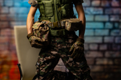 Der Gay Content Creator footpath_of_alex bei einem Fotoshooting und verschiedenen Collabs mit anderen Creators bei einem Creatortreffen von Collabfinder.org in Frankfurt. Ein cooles Posing als Gay Fighter in Green Camo