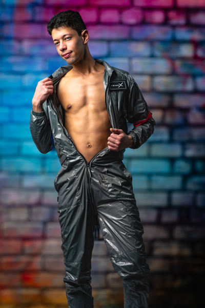 Der Gay Content Creator footpath_of_alex bei einem Fotoshooting und verschiedenen Collabs mit anderen Creators bei einem Creatortreffen von Collabfinder.org in Frankfurt. Ein cooles Posing im TwinkX-Flightsuit