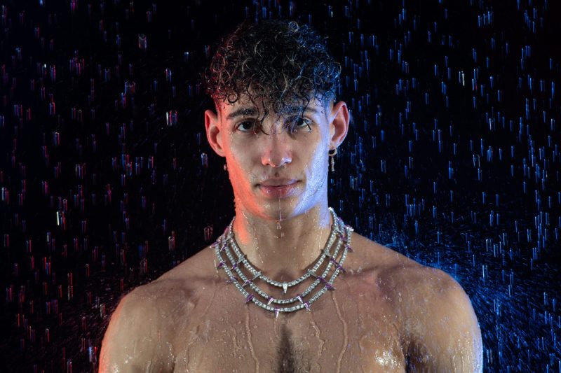 Das Model Johannes Lima beim Posing im Regen