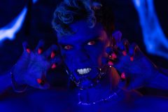 Der kolumbianische Creator Austin Ponce verkörpert im Fotostudio einen verführerischen Dämon. Nackt und selbstbewusst räkelt er sich lasziv in einem Sessel, während sein Blick – intensiv und glühend rot – den Betrachter unweigerlich in seinen Bann zieht. 💀🔥 Das Schwarzlicht taucht Szene und Körper in ein geheimnisvolles, beinahe übernatürliches Leuchten. Schatten, Licht und Körperhaltung verschmelzen zu einer düsteren, erotischen Inszenierung zwischen Verführung und Gefahr.