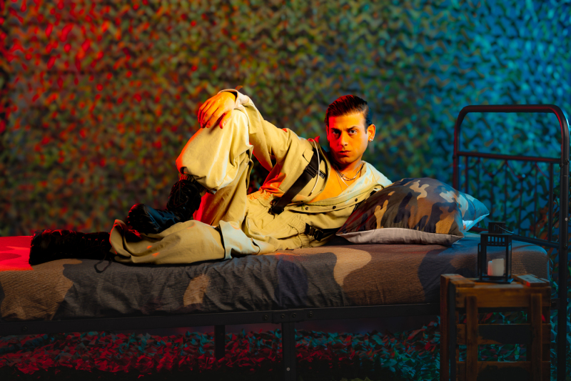 Ein erotisches Fotoshooting mit dem Gay Content Creator Leo Bergs aus Duisburg im Studio Vowhwinkel in Wuppertal