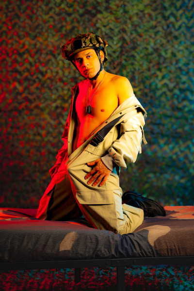 Ein erotisches Fotoshooting mit dem Gay Content Creator Leo Bergs aus Duisburg im Studio Vowhwinkel in Wuppertal