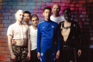 Die Gay Content Creators BlondeGayJakob,Twinko Quanito,Leo Bergx, footpath_of_alex (Mitte), Daddy Mike und Leo Bergx bei einem Creatortreffen von Collabfinder.org in Frankfurt.